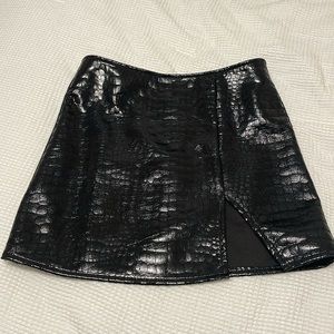 Motel Rocks black shiny snakeskin skirt sz XS
